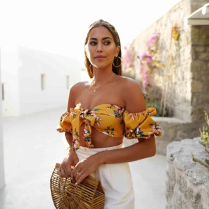  - OBS säljer ej den blommiga gula utan den helt enfärgade ljusgula som ni ser på sista bilden. Dom första bilderna är hur den ser ut på😍 Köparen stör för frakten!:) 