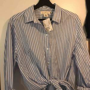 Randig skjorta från H&M. Helt ny med alla lappar kvar ✨ Frakt 20kr 💌 