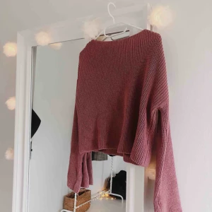  - Superfin helt oanvänd rosa stickad tröja med vida ärmar från NAKD. Båtringad! Perfekt för sommarkvällar 👍🏻 säljer pga inte min stil