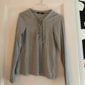 - Fin grå tröja från bikbok. Sitter as fint och knytningen kan regleras. 