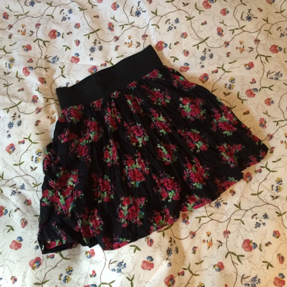 Blommig kjol med fickor från JC. Litet hål i midjan, synd ej när du har på dig den. - 1405703647