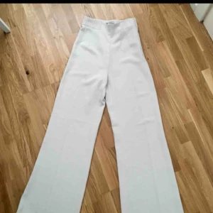  - Säljer dessa supersnygga kostymbyxor köpta på Plick! Tyvärr var dom för långa på mig!😩 sköna och bra kvalité, perfekta till sommaren eller studenten! Kan mötas i Sthlm och annars står köparen för frakt: 55 kr💕