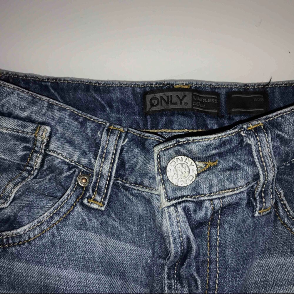 En jeanskjol från Only, perfekt nu till sommaren ☀️🌸. säljer pågrund av att den sitter lite för tight. Storlek 34/XS. Kjolar.