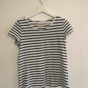  - Ej struken men super fin och stilren. Dock aldrig använd som typ alla kläder jag säljer, men bara bättre för köparen då den är i ett superbra skick! 