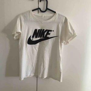  - Nike t-shirt! Märket är i sammetsmaterial. Köpt på en outlet i New York så kan inte garantera att den är äkta. Passa mig som är i storlek S/M men vill man ha den mer loose passar den mindre storlekar också! I priset ingår frakt!