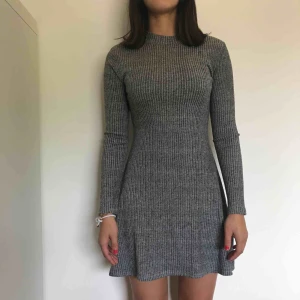  - Grå ribbad klänning från Cubus. Lite tjockare material än de flesta klänningar. 