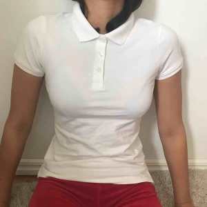  - En vit piké från stadium gjord av organic cotton. Kostar 110kr inklusive frakt.