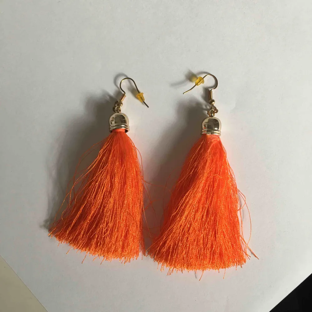 Super fina neon orange fluff örhängen, har aldrig använt och är ifrån ur och Penn. Snygga för Pride i sommar🥰🥰 frakt står köparen men vid snabb affär så kan vi dela. Accessoarer.