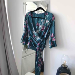  - Superfin mönstrad blus från Gina Tricot i storlek 38. Frakt ingår!