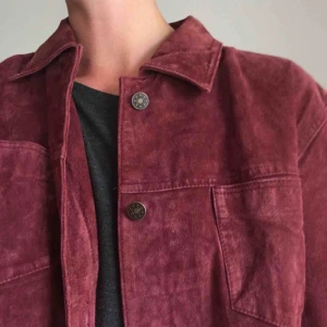  - Ahhh! Världens bästa mockajacka i vinrött ❤️ Inköpt här på plick men säljer då den inte kommer till användning. Sitter något overzise på mig som har storlek xs/s vanligtvis. 