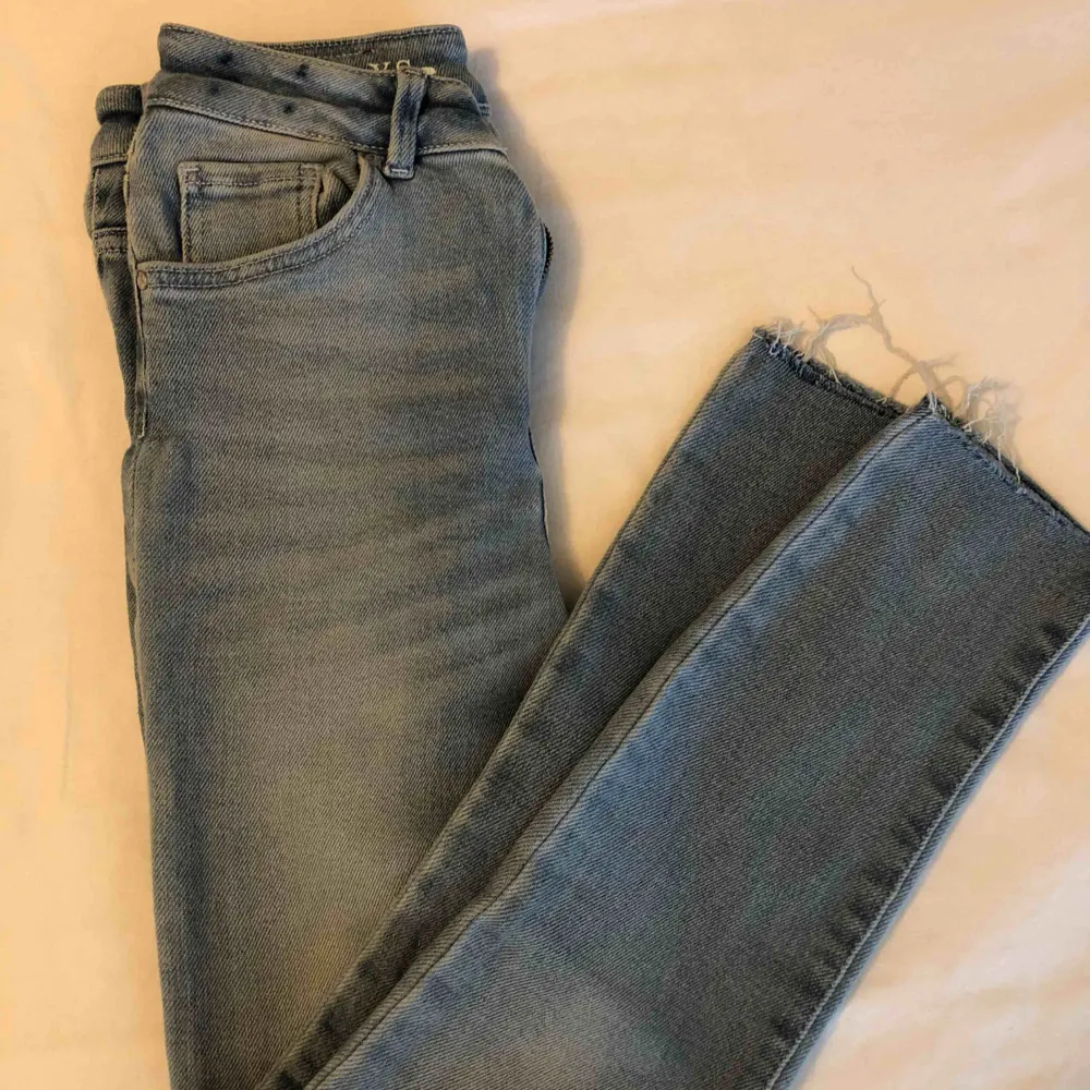 Jeans med slitningar från bikbok. Storlek S men dem är stretchiga så går fint för en medium med.  Nypris 500kr.. Jeans & Byxor.