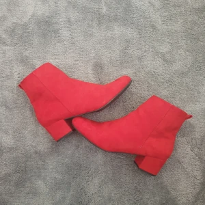  - Super snygga röda klackskor!  Säljer pga får ingen användning för dom Kan mötas upp i Stockholm eller skicka mot frakt! 