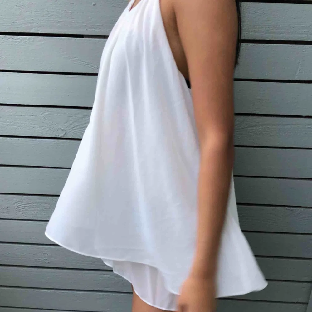Fin vit ”blus-aktig” klänning i storlek S, knappt använd. Perfekt nu till sommaren. Klänningar.