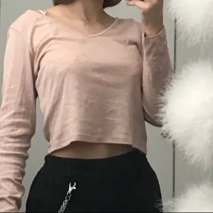  - Tunn, långärmad tröja från HM. Storleken är Medium men den är skitsnygg som overzise. Jag på bilden har vanligtvis XS. Jätteskönt material
