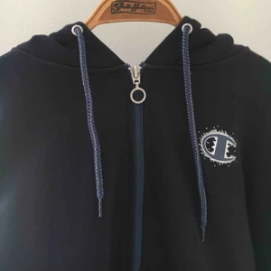  - Hoddie med kedja från champion. ⚡️⚡️ Helt oanvänd, så fin men har inte kommit till användning. 🤟🏼🧠 Storlek M men sitter bra på mig som vanligtvis har S. ⭐️ Skriv till mig för fler bilder eller frågor.