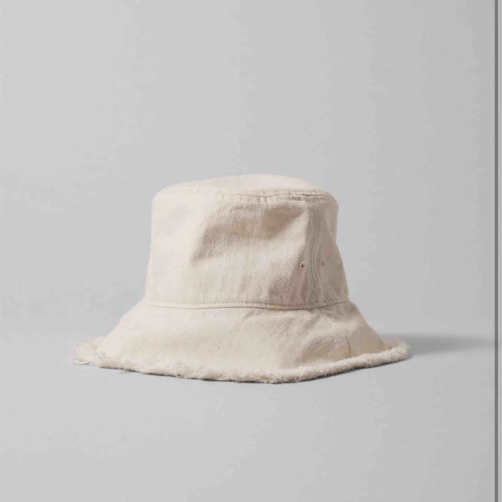 Superfin bucket hat köpt på weekday🌞 Endast testad . Accessoarer.