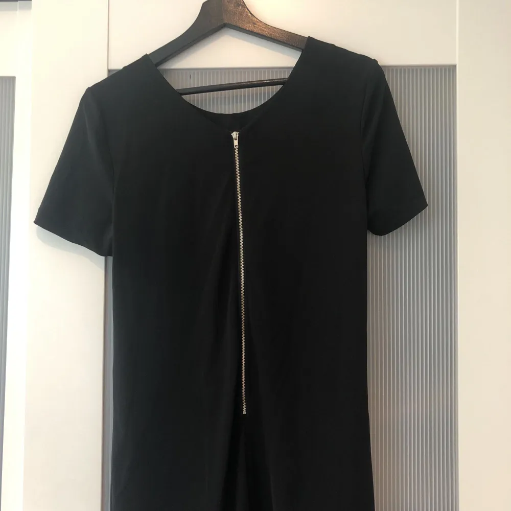 Enkel men snygg svart klänning från Bikbok. Knappt använd. Perfekt till allt från fester till begravningar.. Klänningar.