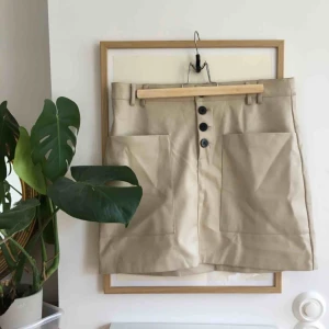  - Trendig faux skinn kjol från Zara i fint skick🌸 Frakt tillkommer