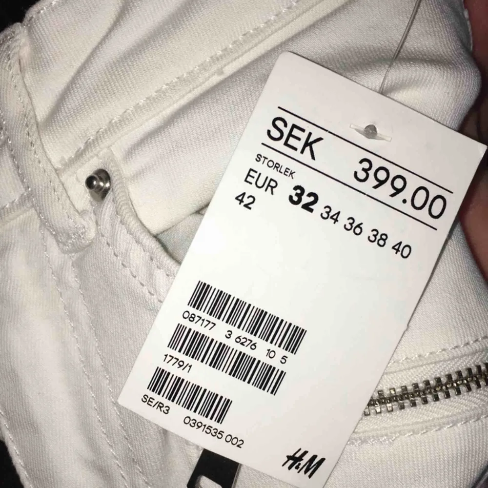 Ett par helt oanvända jeans från H&M i storlek 32. Köpta för 399, säljer för 150kr. Pris kan diskuteras! . Jeans & Byxor.