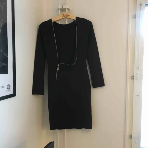  - Klänning med djup rygg. Dragkedjan är justerbar så man kan justera hur mycket/lite av ryggen man vill visa. Aldrig använd. Köparen står för frakt 👗