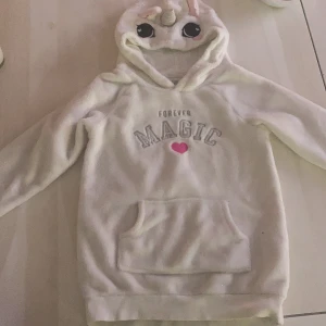 Tröja till barn - Ponny tröja till barn. Används två gånger, som ny! Bra som julklapp. Storlek 110-116+frakt🥰🎄vet inte riktigt hur mycket det kommer kosta❣️