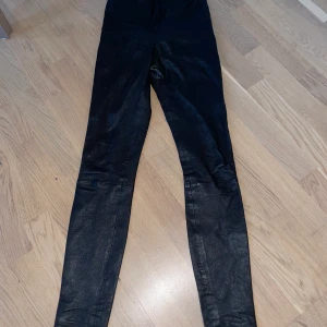 By Malene Birger skinleggins  - Fina skinleggins från By malene Birger.                           Strl S säljes för 150kr