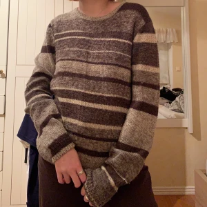 Bläck Brun Randig Tröja - Säljer denna bruna stickade tröja från Bläck i storlek Medium🥰 Buda gärna i DM (med minst 10kr mellan)! Startbud: 150kr