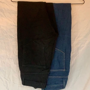 2 st skinny jeans  - Säljer dessa 2 skinny jeans ifrån hm, de har används rätt mkt så de är lite slitna, tsm kostar de 50kr och enskild kostar de 30kr, frakt tillkommer💕