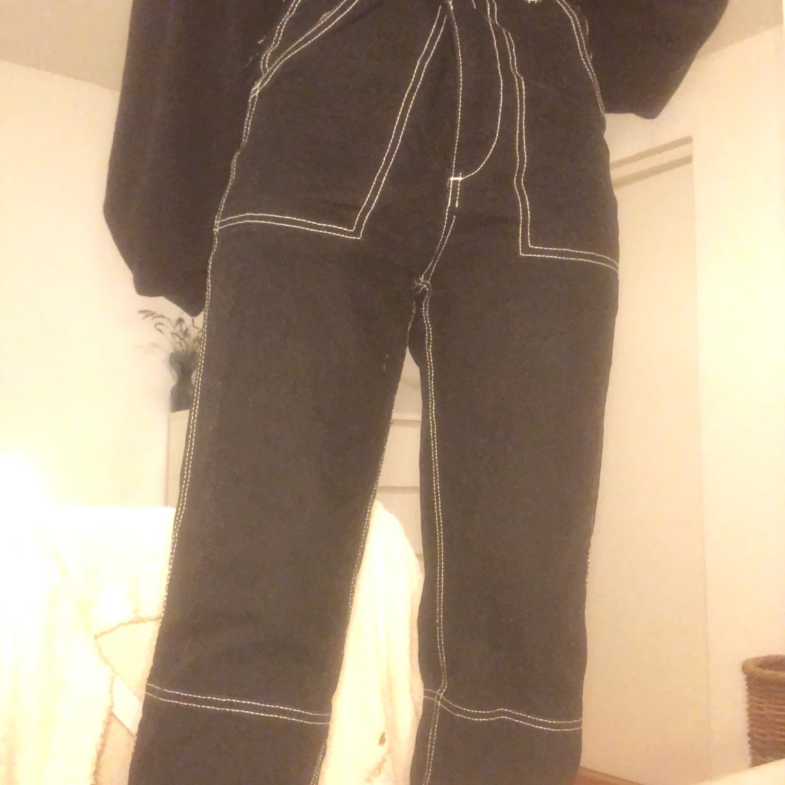 Svarta jeans m vita sömmar