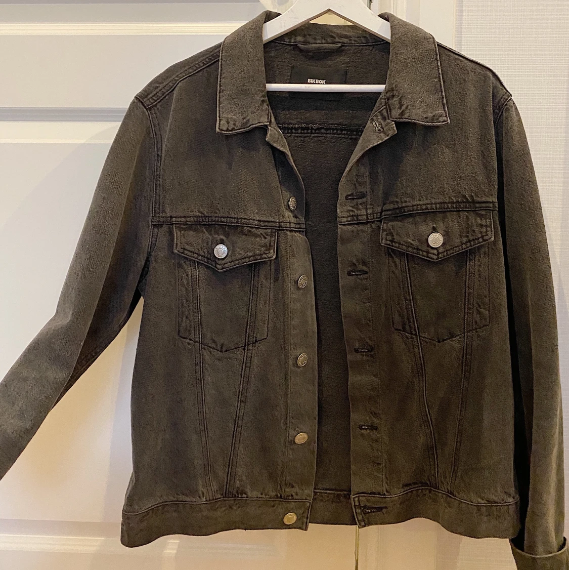 Grå jeansjacka från bikbok