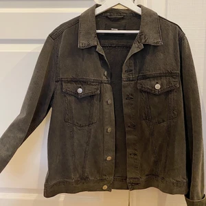 Grå jeansjacka från bikbok - Grå jeansjacka från bikbok i storlek L, perfekt längd med fickor fram och knäppning längst med på armen. Är 173 och brukar vanligtvis ha S/M på jackor,så denna är lite oversized. 