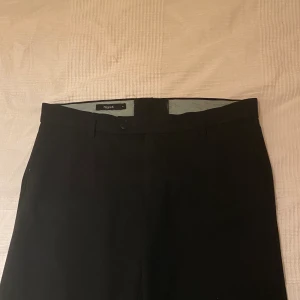 FILIPPA K KOSTYMBYXOR - Low waisted Filippa K kostymbyxor köpta second hand. Storlek S i 100% ull. 
