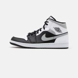 Säljer mina air jordan 1 mid White Shadow i st 38 som passar även st 37,5. Från jdsports, helt oanvända, kvittot finns såklart! Pris: buda från 1600kr                                                      Skickas dubbelboxat med original packningen.