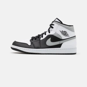 Air Jordans mid - Säljer mina air jordan 1 mid White Shadow i st 38 som passar även st 37,5. Från jdsports, helt oanvända, kvittot finns såklart! Pris: buda från 1600kr                                                      Skickas dubbelboxat med original packningen.