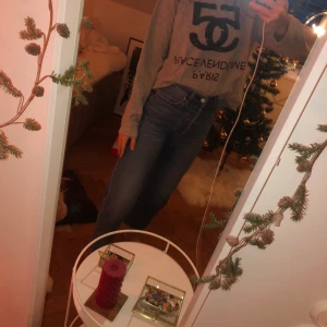 Grå tjocktröja med Chanel tryck - En grå mysig tjocktröja med Chanel tryck på. Köparen betalar frakt 😎