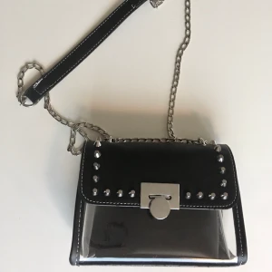 STUDDED PURSE - Sjukt feeet handväska med nitar & snyggt spänne 💯🔥 använd endast en gång, så i väldigt bra skick 👌🏻 Går att ta ur den svarta ”innerväskan” och ha en heltransparent väska om man vill variera lite ✨💕