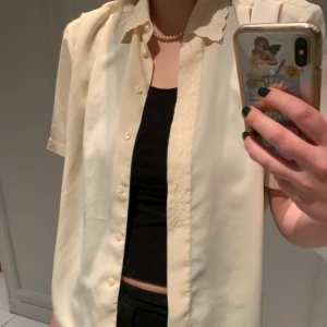 Vintage T-Shirt Skjorta  - En vintage blus/skjorta i lätt och mjukt material, superfin kvalitet o söta detaljer såsom brodyr och pärlknappar💞 I så bra skick!