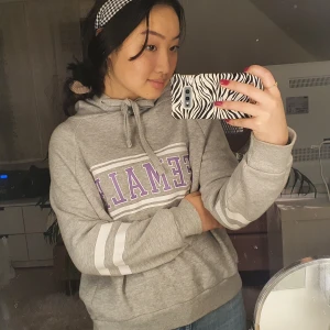 Grå hoodie Ginatricot  - Säljer min mysiga gråa hoodie med två stripes på armarna. Passar mig som är XS men sitter även bra på S. Buda med start 150 kr❤