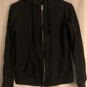 zip hoodie - säljer denna zip hoodie som är för liten för mig. super skön och fin. andvänd väldigt mycket men fortfarande fin. köparen står för frakten 💞