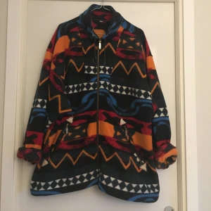 Vintage mönstrad fleece - Fet vintage fleece. Oklart vilken storlek men skulle uppskatta att det är en XL/XXL. Är stor på mig som har M i vanliga fall men mysig och känns ändå inte för stor. Ev frakt betalas av köpare.