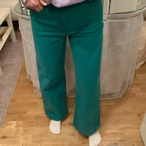 Gröna jeans stl.S - Jeans från märket Stay i loose wide leg modell. Använd en gång, MYCKET bra skick! Säljer då dem inte kommer till användning. Nypris 499kr. Jag är 162cm :)