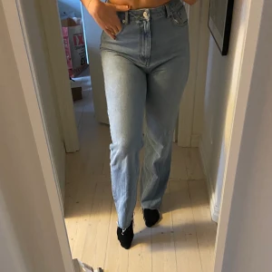 Straight jeans  - Ett par supersnygga raka jeans ifrån NAKD. Säljer då jag inte använder dom längre! Strl 38 i en jättefin tvätt.