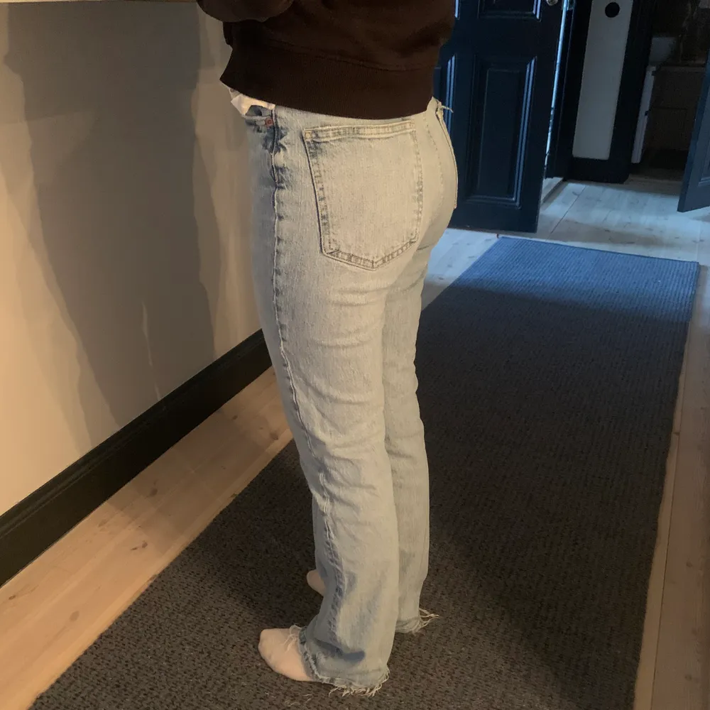 En av de populära zara jeansen i storlek 38, raka/bootcut, jättebra skick och nästan aldrig använda . Jeans & Byxor.