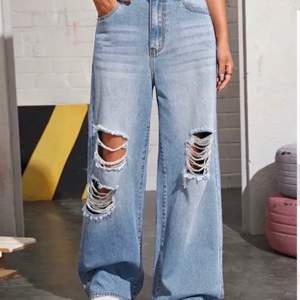Sjukt snygga jeans från shein som är köpta från Plick. Bara testade. Säljer då de va för små för mig. Skriv om ni vill ha fler bilder 😊