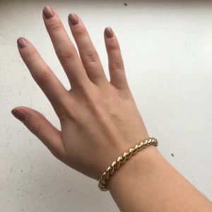 Guldigt armband  - Guldigt armband från Glitter, aldrig använt💛