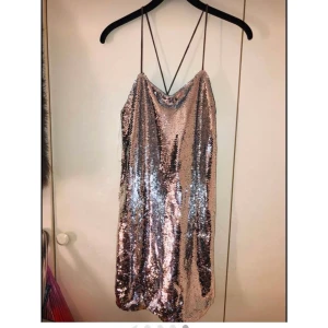 Festklänning  - Paljettklänning, aldrig använd som ny, lapp kvar. Storlek S, passar m också. Nakd