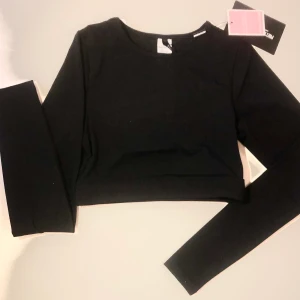 Croppad träningstop från PLT - Sprillans ny träningstop från Pretty Little Thing med prislapp i passform 34 (storlek 36 men passar som 34). Helt oanvänd, köpte fel storlek❤️ pris kan alltid diskuteras!