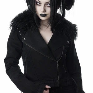 Killstar Anya - Skitsnygg jacka från Killstar med avtagbar päls på kragen, snörning i sidorna, samt pentagram-broderi. Endast använd en gång. Jag kan skicka fler bilder om så önskas, bara hör av dig! ❤ originalpris: 900sek