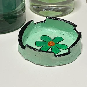 Unik askkopp!! - Verkligen så söt askkopp! Har lite sprickor men är annars väldigt snygg✨ buda om fler är intresserad och skicka fler inspobilder😆