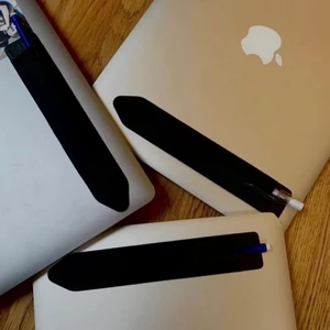 Penfodral - Jag och mitt Uf säljer en smart och smidig penhållare som går att sätta fast på datorn eller andra ytor som en bok med hjälp av lim. Limmet lämnar inga märken efter sig. Vi säljer den för 49kr/ styck exklusive frakt. Måtten är 19x3 cm. Kontakta oss med ett medelande här eller på våran instagram 1Pen_uf